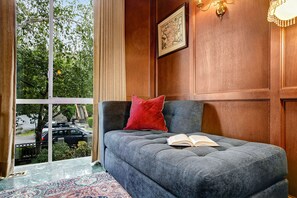 Smart TV, fireplace, books, stereo - Flawless City And Mountians Views in West Seattle 5 minutes to Alki (Seattle)