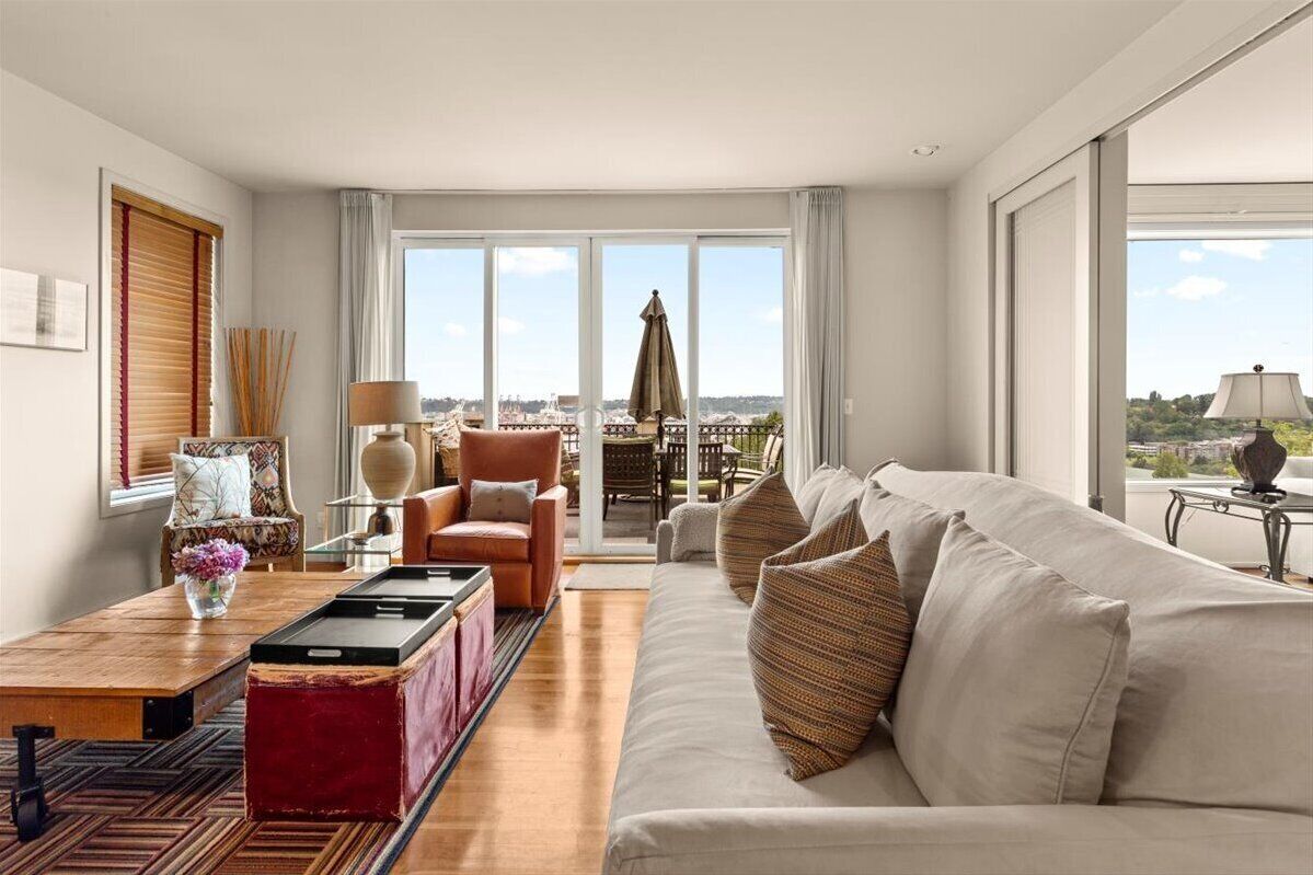 Smart TV, fireplace, books, stereo