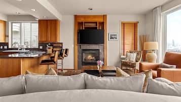 3 habitaciones, escritorio y tabla de planchar con plancha