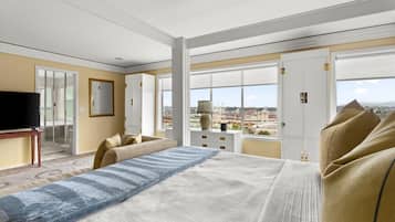 3 habitaciones, escritorio y tabla de planchar con plancha