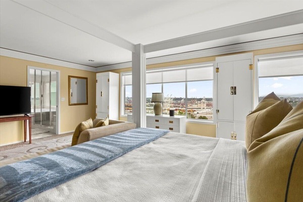 3 bedrooms, desk, iron/ironing board, travel cot