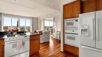 Refrigerador, microondas, horno y parrilla de estufa