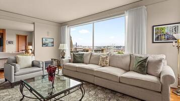 智能電視、壁爐、書籍、音響