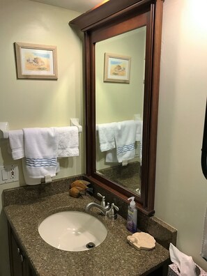 Douche, sèche-cheveux, serviettes fournies, savon