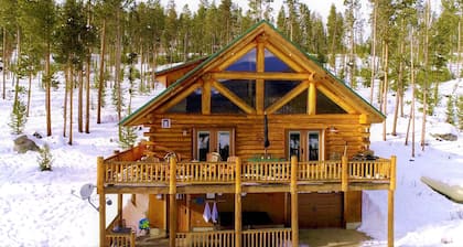Eristäytynyt hirsimökki järvelle / Mtn Views / 7 acre / Hot Tub / wifi / kirjoittanut RMNP, peli rm, vuodepaikkoja 10