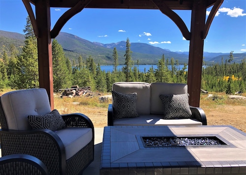 Secluded Log Cabin 7 Acres Hot Tub Lake & Mountain Views near Grand Lake & RMNP