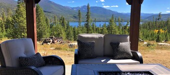 Secluded Log Cabin 7 Acres Hot Tub Lake & Mountain Views near Grand Lake & RMNP