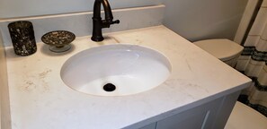 Kylpyamme, hiustenkuivaaja, pyyhkeet, saippua