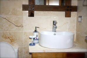 Dusj, hårføner og håndklær