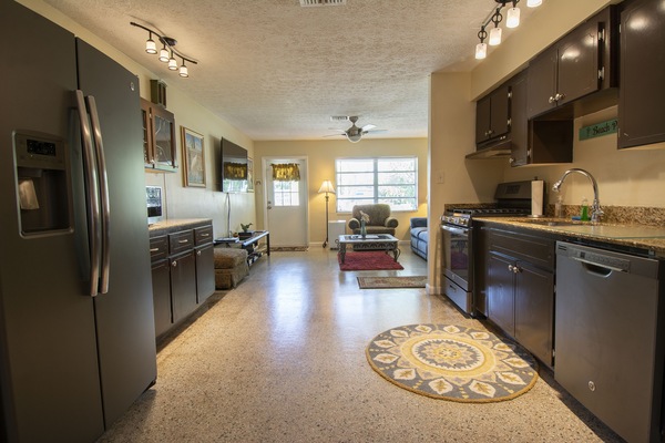 Kjøleskap, mikrobølgeovn, ovn og kokeplater