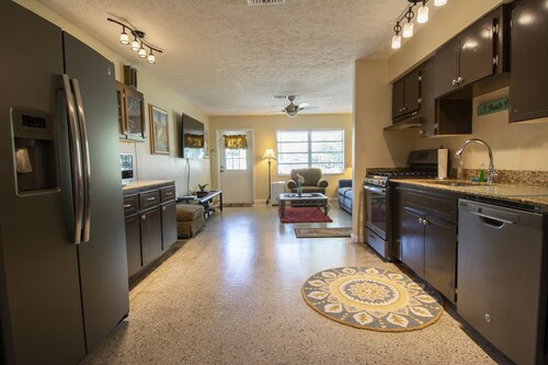 Beautiful little two bedroom cottage in scenic Jensen Beach.