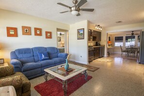 TV, books, stereo - Beautiful little two bedroom cottage in scenic Jensen Beach. (Jensen Beach)