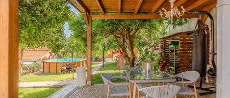 تناول الطعام بالخارج