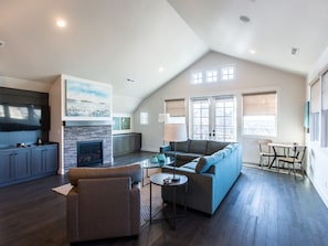 Een televisie, een open haard en een stereo