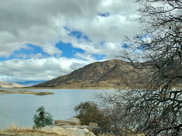 Un paisaje montañoso con un lago y terreno rocoso.