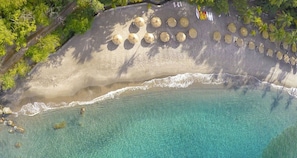 Chaises longues, serviettes de plage