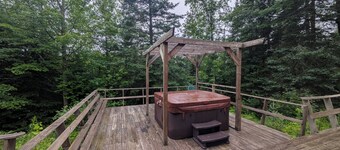 Cozy, comfy, rustic ski chalet at the foot of Ski Brule ski mountain