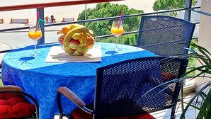 A balcony with a table set for two, overlooking a beach and the sea. - Aquamarine beach apartment- terrace, seaside (Split)