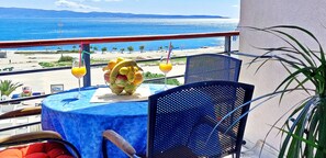 Outdoor dining - Aquamarine beach apartment- terrace, seaside (Split)