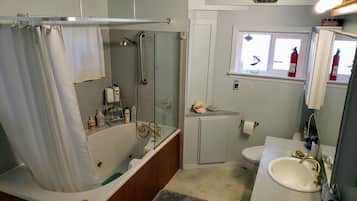 Combined shower/tub, hair dryer, bidet, towels