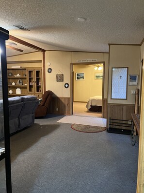 3 slaapkamers, een bureau, beddengoed