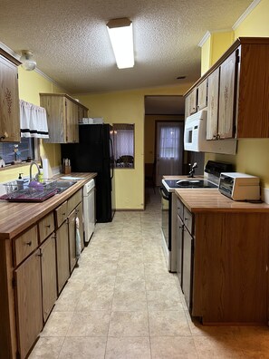 Een koelkast, een magnetron, een oven, een kookplaat