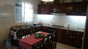 Køleskab, mikrobølgeovn, ovn, kogeplade