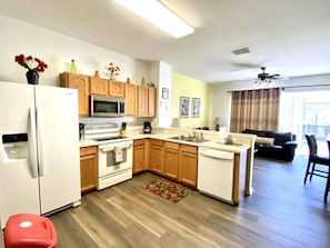 冰箱、微波炉、烤箱、炉灶