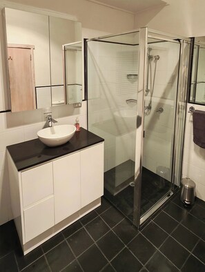 Bathtub, hair dryer, towels, soap - Eagle’s Nest – A Luxury Escape in the Heart of the Blue Mountains (Blackheath)