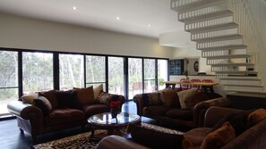 Smart-tv, een open haard, videospelletjes en een dvd-speler