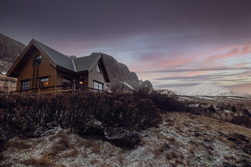 West Iceland, Spacious Comfort. Great View, Hot Tub 
