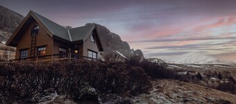 West Iceland, Spacious Comfort. Great View, Hot Tub 