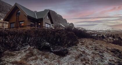 West Iceland, Spacious Comfort. Great View, Hot Tub