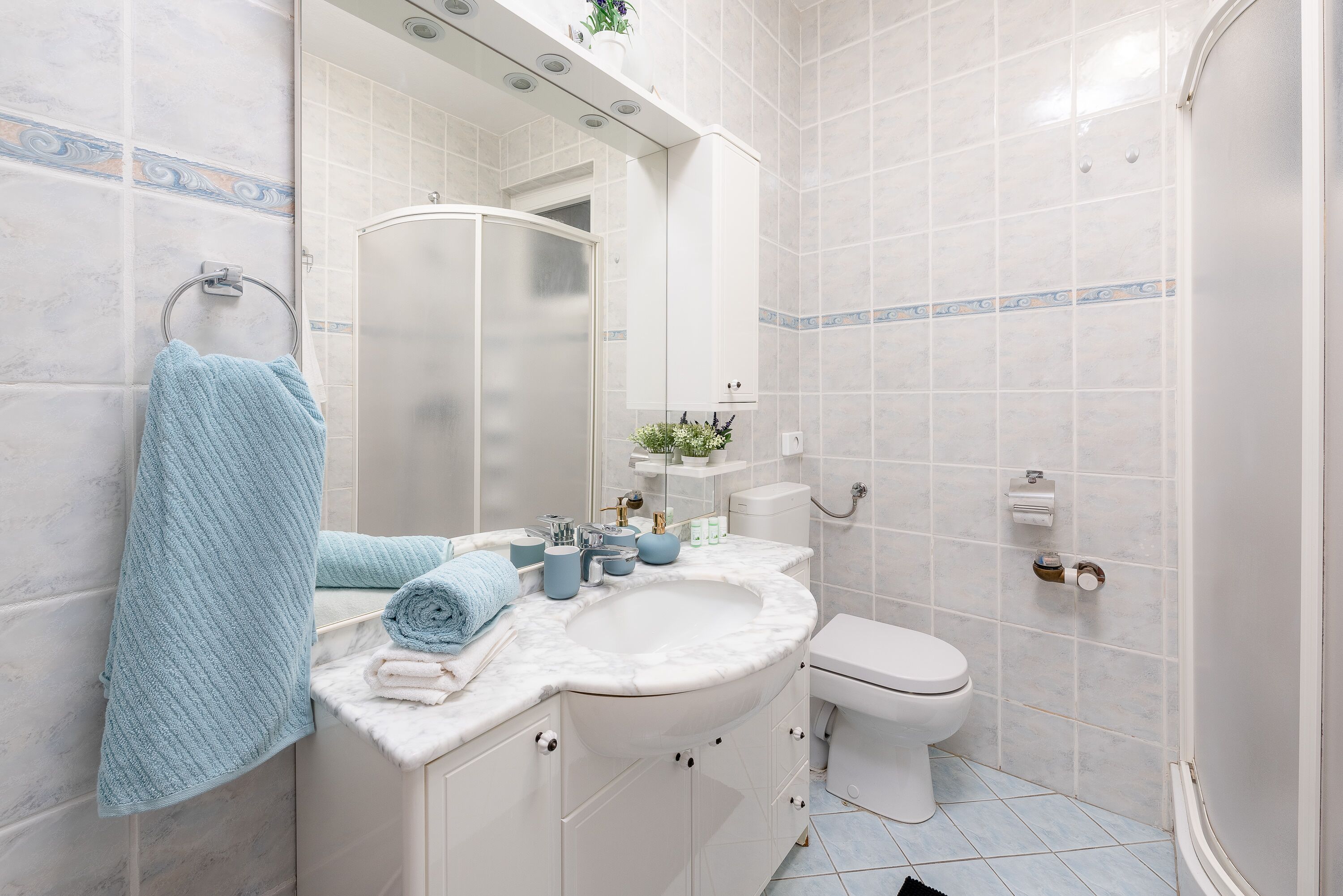 Bruser, hårtørrer, bidet, håndklæder