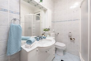 Shower, hair dryer, bidet, towels - "City and Sea" apt in center, 5 min walk to the Diocletian’s palace and beach  (Split)