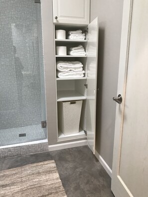 Shower, hair dryer, towels, soap - Feel at Home , all sanitized, 6 walkable blocks from Santa Fe Plaza. (Santa Fe)