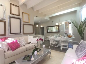 Smart TV, chimenea, libros y videoteca 