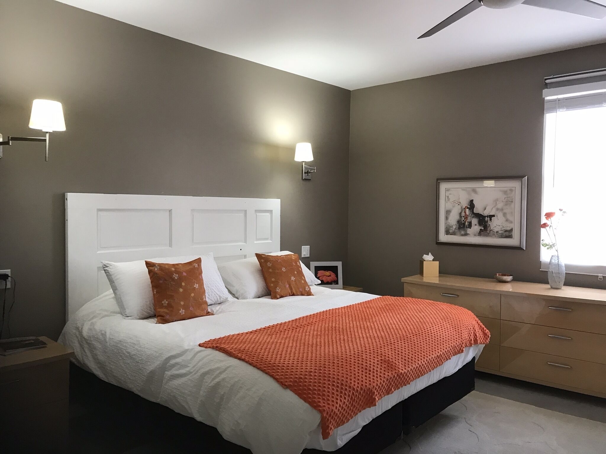 2 sovrum, värdeförvaringsskåp på rummet och skrivbord