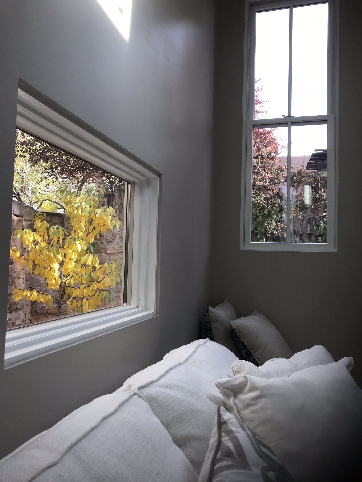 2 quartos, cofres nos quartos, escrivaninha