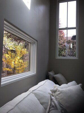 2 quartos, cofres nos quartos, escrivaninha