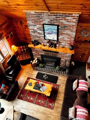 Fernseher, Kamin, DVD-Player, Bücher