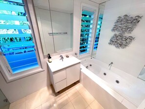 Shower, hair dryer, towels, soap - #1 Location at Palm Beach (Palm Beach)