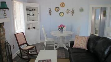 Télévision, cheminée, livres, chaßne hi-fi