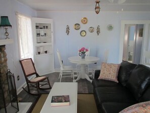 Fernseher, Kamin, Bücher, Stereoanlage