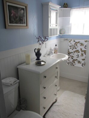 Combined shower/bathtub, hair dryer, towels, soap