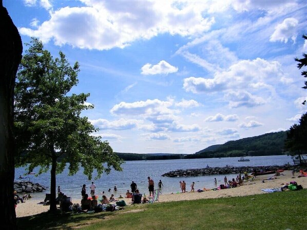 Beach - 6BR Lake Access Home, Dock, HotTub, Pet-Friendly–30% Weekly Discount Exc. Summer (Swanton)