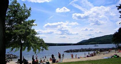 Kuusi makuuhuoneen koti 3 tasoa Lake View, Access. Perhe ja lemmikkieläinystävällinen.