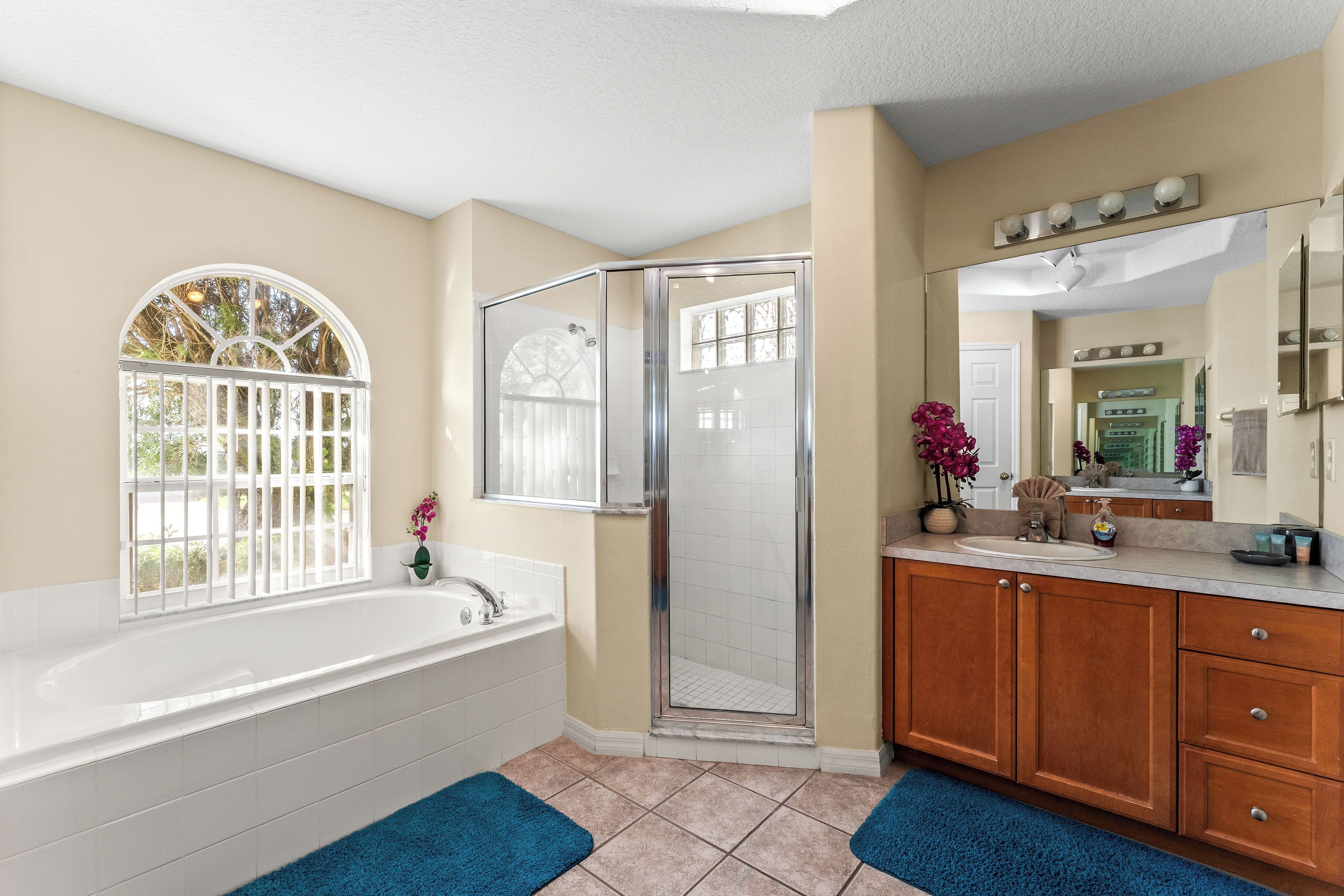 Master bedroom 1 bathroom (en-suite) - with bathtub and walk-in shower