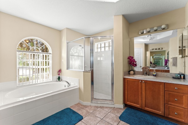 Master bedroom 1 bathroom (en-suite) - with bathtub and walk-in shower