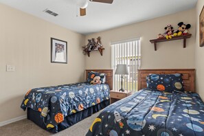 4 bedrooms, iron/ironing board, travel crib, free WiFi - LUXURY FOR YOU + Last-Minute-Rates: 2 Masters, Gas Grill, TV65" 4K & Game Room (Davenport)